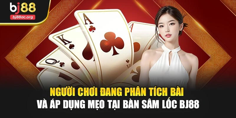 Người chơi đang phân tích bài và áp dụng mẹo tại bàn Sâm lốc BJ88