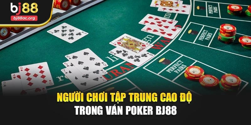 Người chơi tập trung cao độ trong ván Poker BJ88